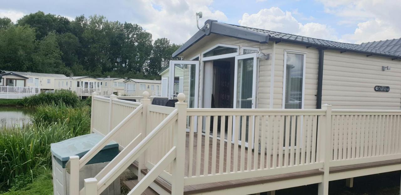 סירנססטר Lakeside Cotswold Holiday Home מראה חיצוני תמונה